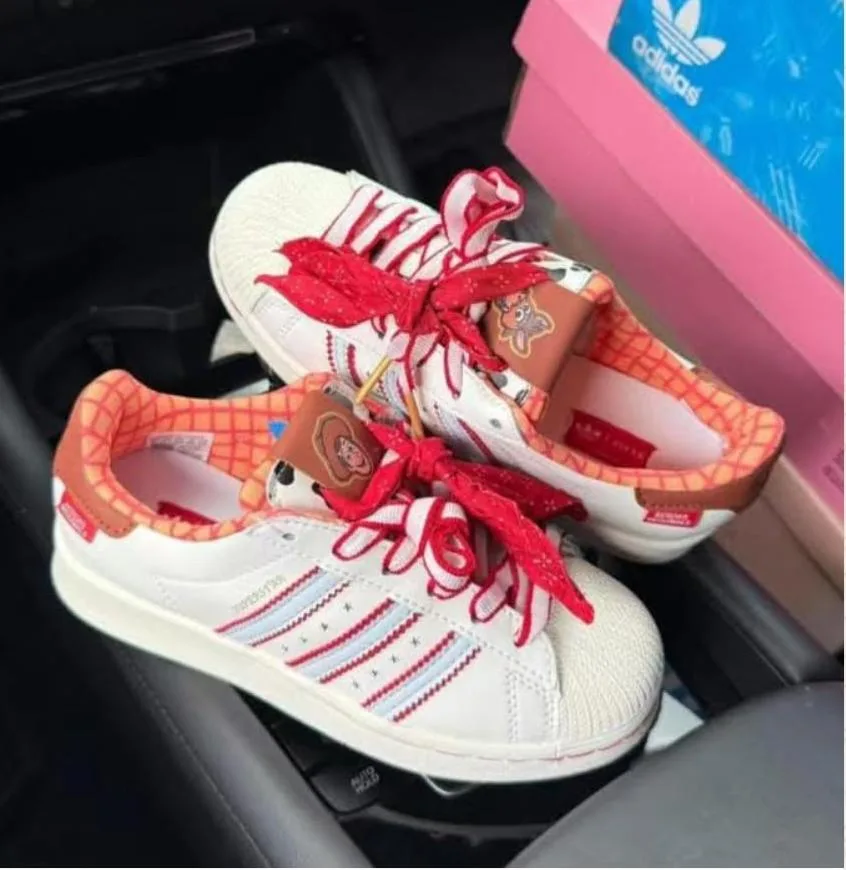 ADIDAS SUPER STAR  TOY STORY EURO 37 — talla Euro 37 — MAROB Popayán