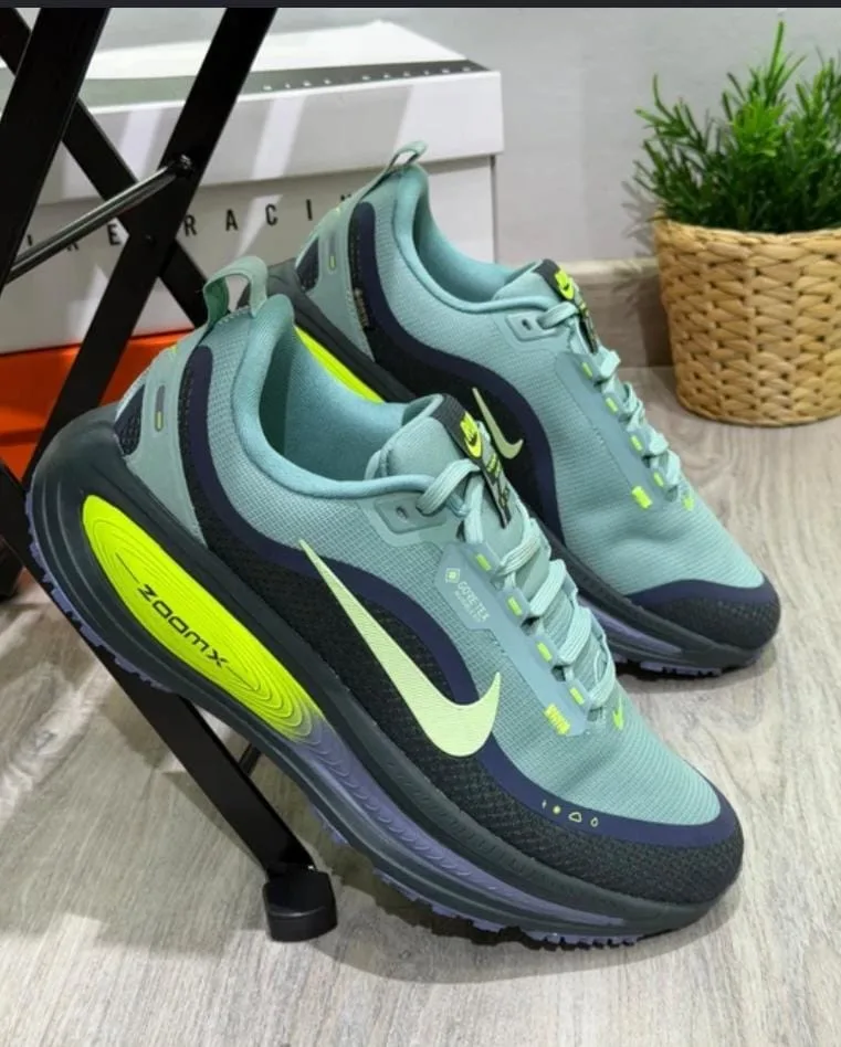 NIKE VOMERO PLUS EURO 41V — talla Euro 41 — MAROB Popayán