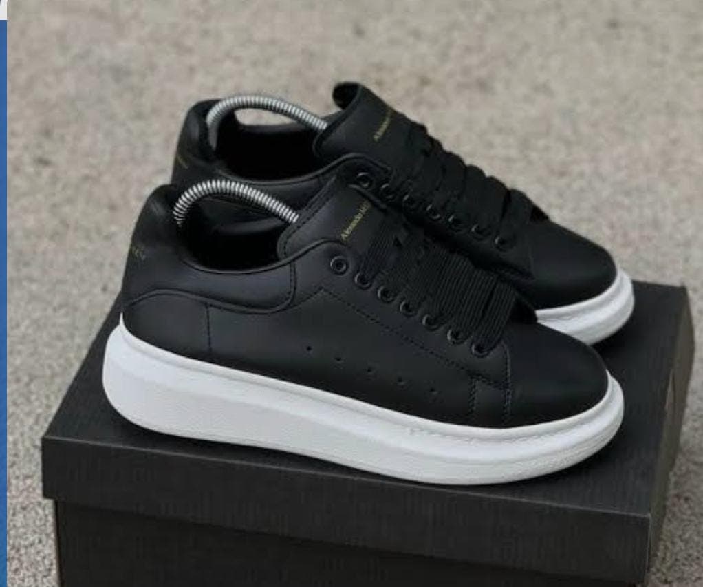 ALEXANDER MCQUEEN EURO 41 NEGRA — talla Euro 41 — MAROB Popayán