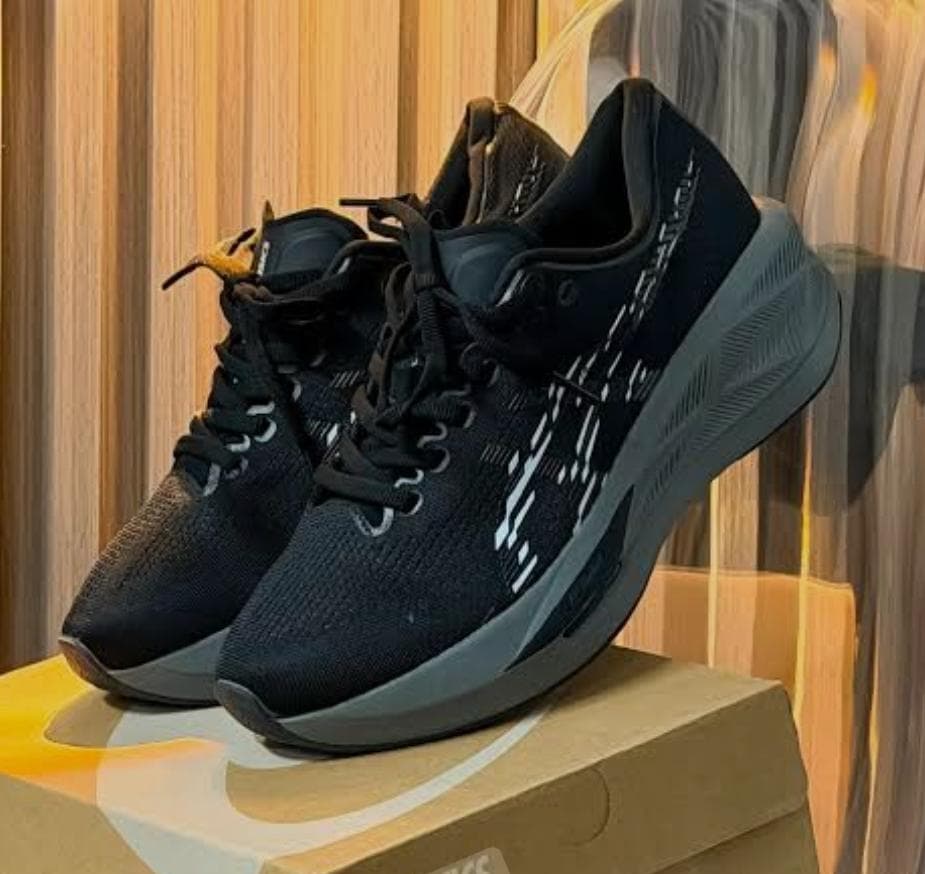 ASICS NOVABLAST — talla Euro 40 — MAROB Popayán