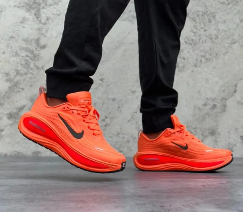 NIKE VOMERO 18 EURO 43 — talla Euro 43 — MAROB Popayán