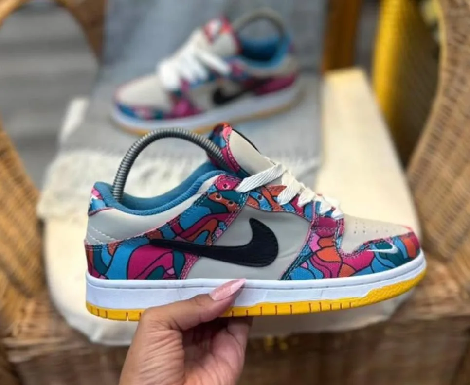 NIKE SB DUNK LOW PARRA EURO 42 — talla Euro 42 — MAROB Popayán