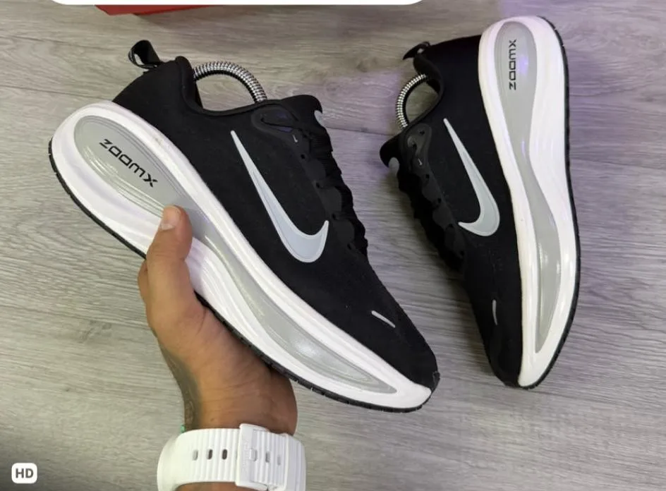 NIKE VOMERO PLUS EURO 44N — talla Euro 44 — MAROB Popayán
