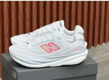 NEW BALANCE V15 EURO 44p — talla Euro 44 — MAROB Popayán