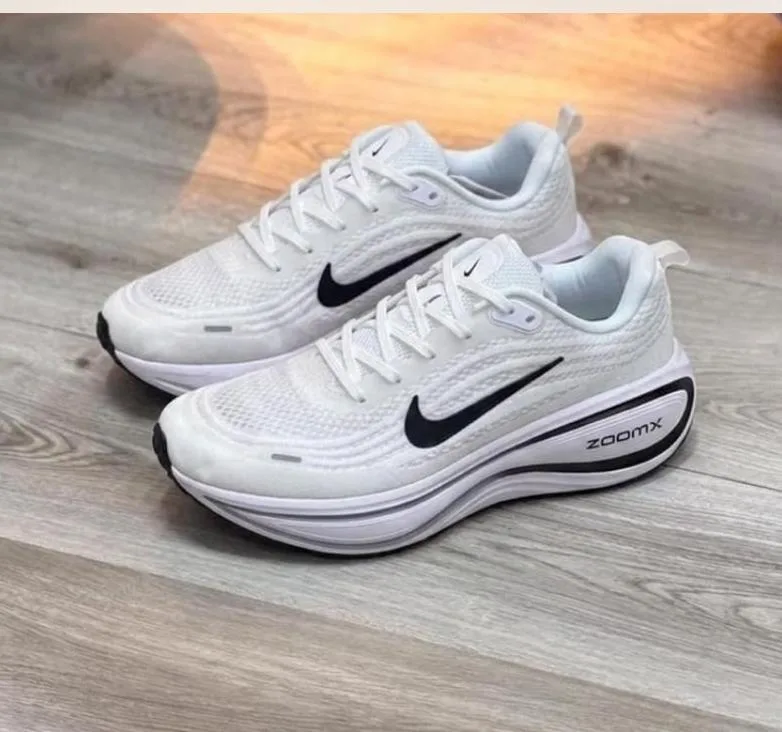 NIKE VOMERO PLUS EURO 42Bn — talla Euro 42 — MAROB Popayán