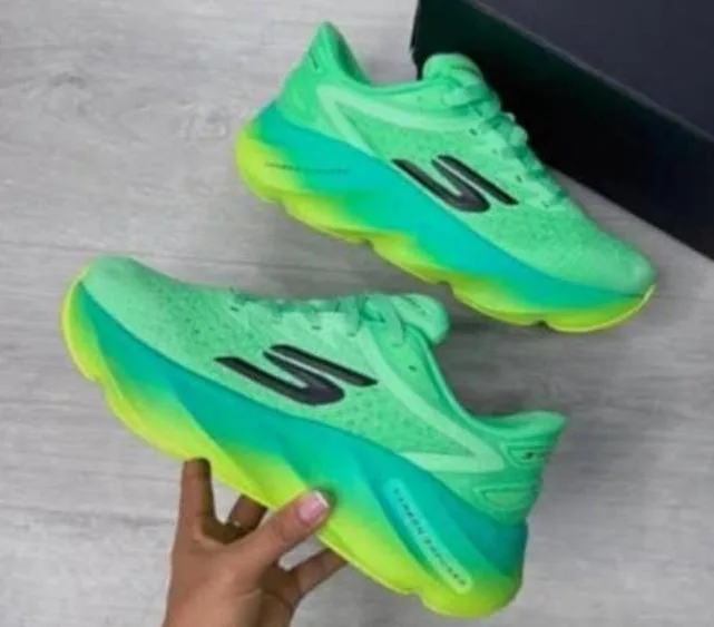 SKECHERS CARBON EURO 42V — talla Euro 42 — MAROB Popayán